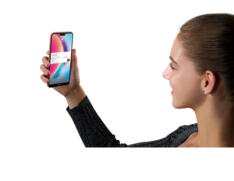 Woman using the facial recognition in HUAWEI nova 3e